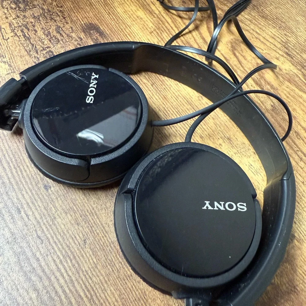 SONY ear headphones. Over-Ear Headphones, black. In excellent condition